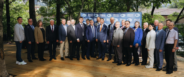 Памятная кленовая аллея появилась в сквере ТИНРО