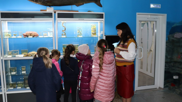 Ученики одной из школ Владивостока посетили открытую морскую экспозицию Тихоокеанского филиала ФГБНУ «ВНИРО» («ТИНРО»).