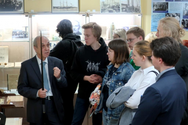 В ТИНРО состоялась встреча со студентами Владивостока для погружения в прошлое рыбохозяйственной науки