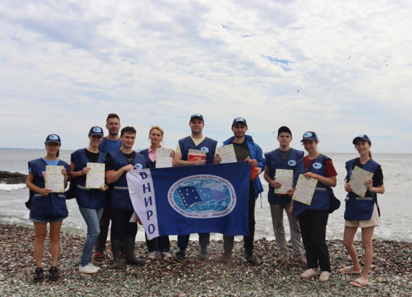 Сотрудники Тихоокеанского филиала ФГБНУ «ВНИРО» («ТИНРО»)  приняли участие в экологической акции по очистке морского побережья Владивостока