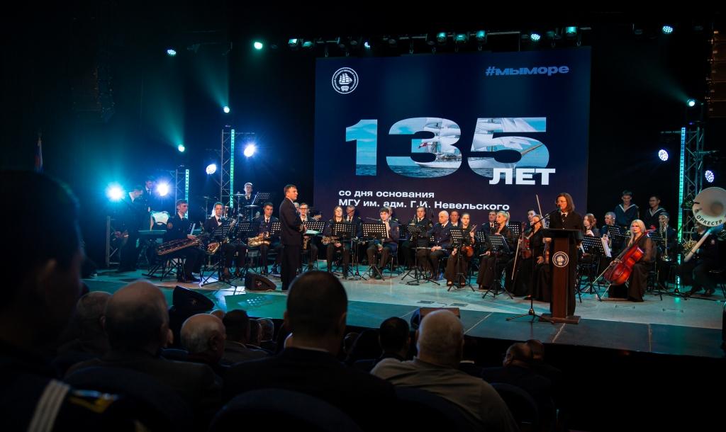 ТИНРО поздравил Морской университет с юбилеем