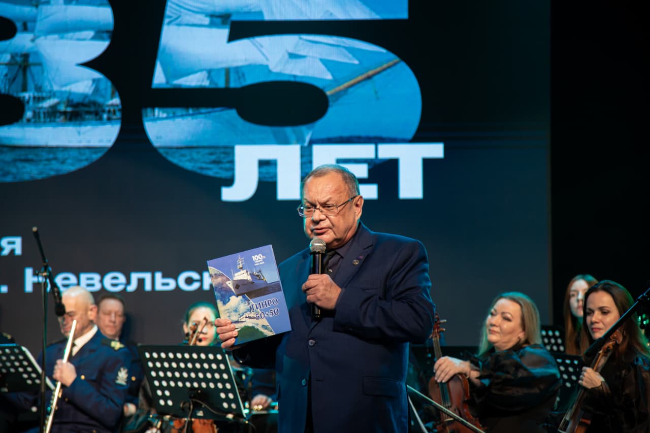 ТИНРО поздравил Морской университет с юбилеем