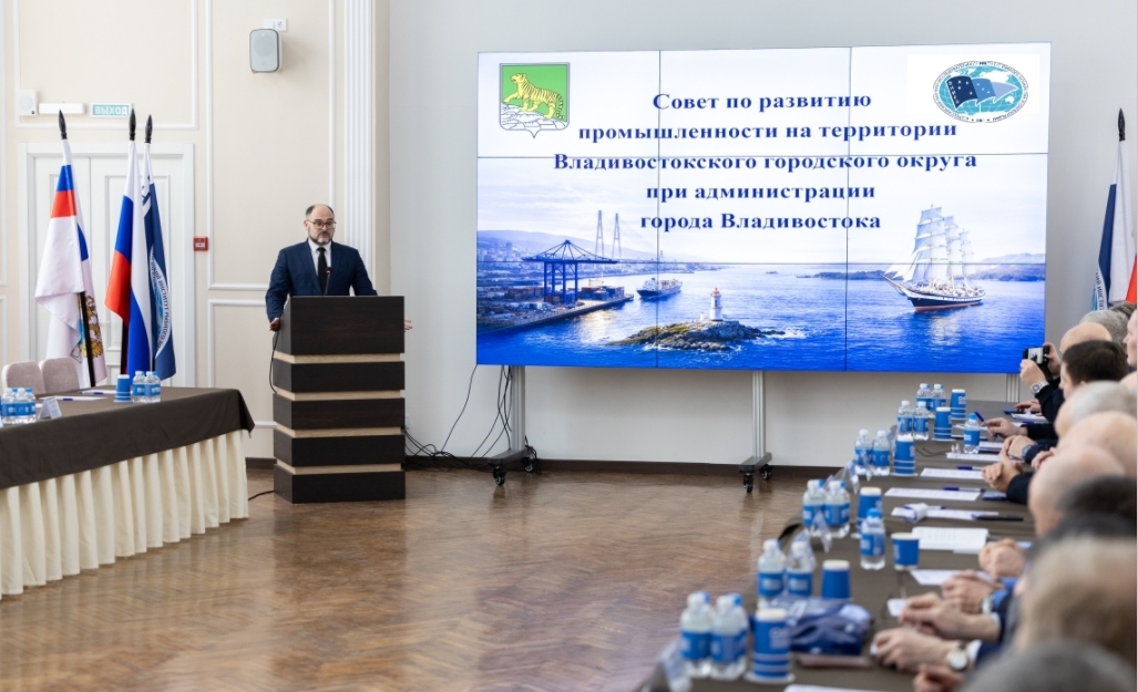 Глава города Владивостока Константин Шестаков представил вниманию присутствующих результаты пятилетней работы команды Администрации города Глава города Владивостока Константин Шестаков представил вниманию присутствующих результаты пятилетней работы команды Администрации города