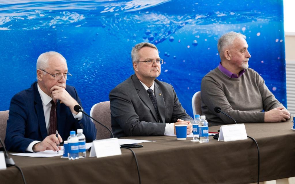 Все докладчики проявили солидарность в том, что сбалансированное и комплексное развитие Владивостокского городского округа требует активной гражданской позиции и вовлечённости местных предприятий и их коллективов в разработку конструктивных предложений по оптимальной реализации социально значимых проектов Все докладчики проявили солидарность в том, что сбалансированное и комплексное развитие Владивостокского городского округа требует активной гражданской позиции и вовлечённости местных предприятий и их коллективов в разработку конструктивных предложений по оптимальной реализации социально значимых проектов