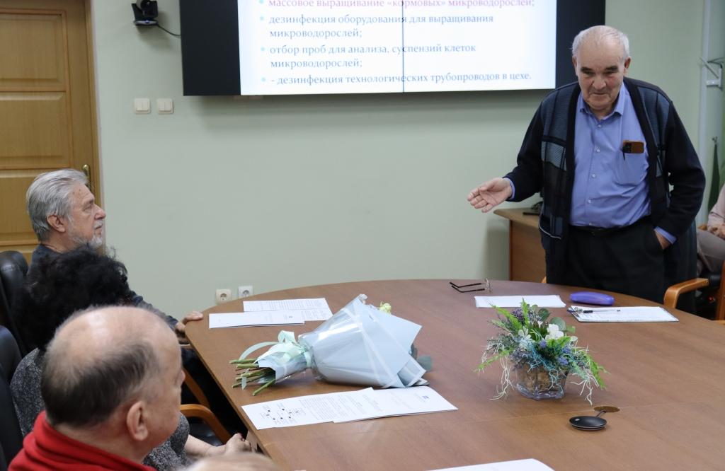 Виктор Дзизюров, руководитель группы обеспечения производственных работ обособленного структурного подразделения марикультуры на о. Попова, доложил о результатах многолетних исследований и внедрения техник культивирования в Инновационном научно-производственном центре марикультуры на о. Попова, в том числе для обеспечения получения кормовой биомассы микроводорослей и для использования на любых предприятиях марикультуры 