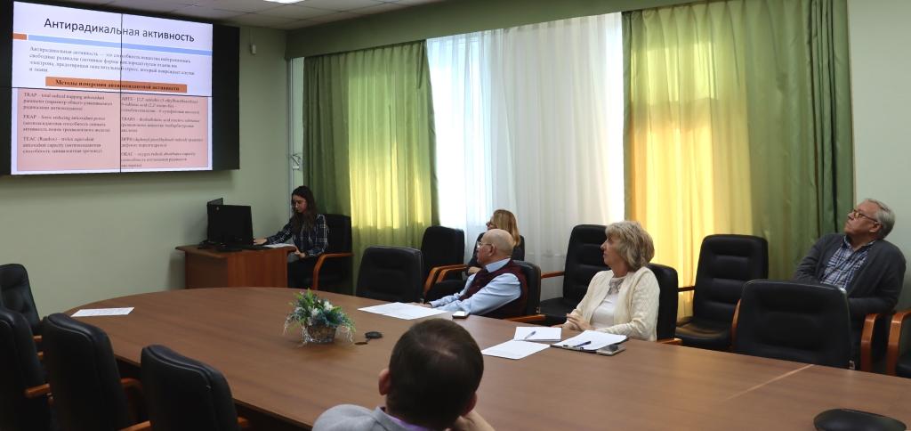 Молодым специалистом ТИНРО была исследована антирадикальная активность гидролизата мягких тканей корбикулы, экстракта водорослей Ecklonia cava, образцов пептидов нервной ткани командорского кальмара