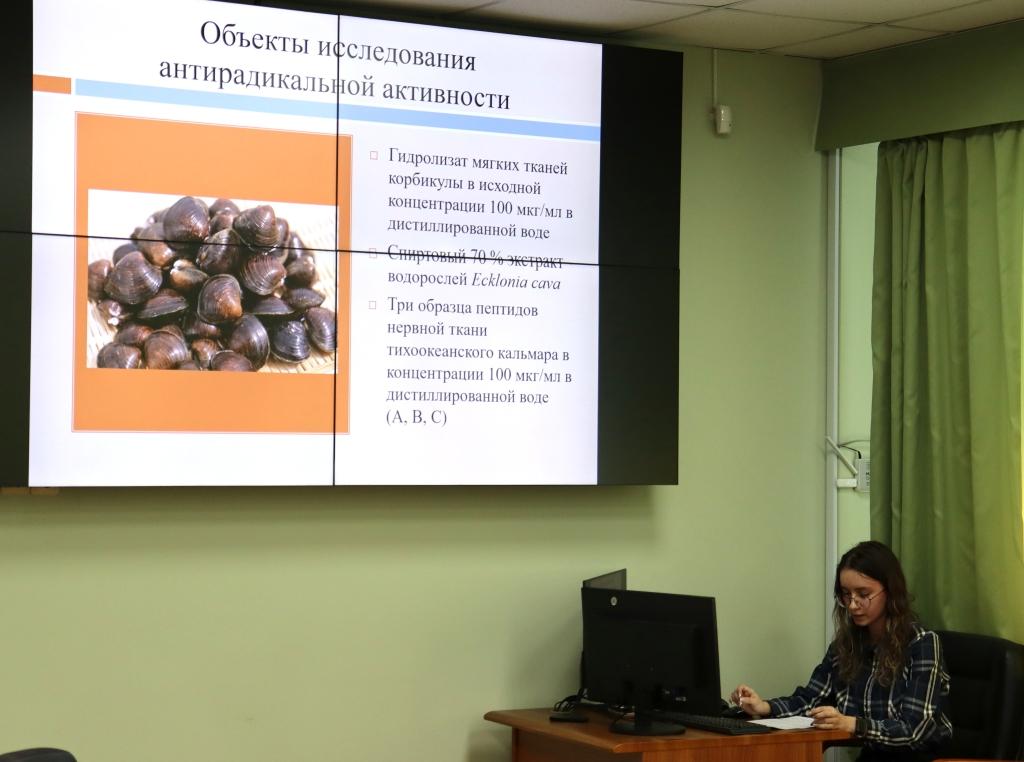 Молодым специалистом ТИНРО была исследована антирадикальная активность гидролизата мягких тканей корбикулы, экстракта водорослей Ecklonia cava, образцов пептидов нервной ткани командорского кальмара
