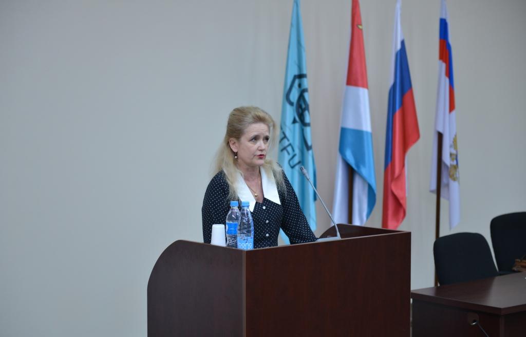 Инга Матросова, председатель Конференции, директор Института рыболовства и аквакультуры Дальрыбвтуза, подчеркнула значимость мероприятия для конструктивного обмена мнениями между представителями вузов и научных организаций, заинтересованных в комплексном изучении и рациональном использовании водных биологических ресурсов