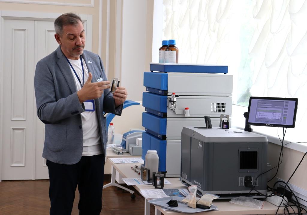 Участникам наглядно продемонстрировали возможности специальной аппаратуры, в том числе экспресс-анализатора, который используется для технологического контроля качества сырья, кормов, сельскохозяйственной и пищевой продукции. Участникам наглядно продемонстрировали возможности специальной аппаратуры, в том числе экспресс-анализатора, который используется для технологического контроля качества сырья, кормов, сельскохозяйственной и пищевой продукции.