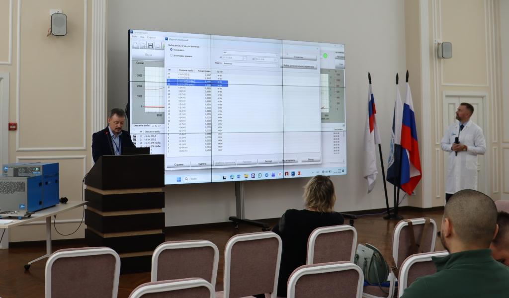 Участникам наглядно продемонстрировали возможности специальной аппаратуры, в том числе экспресс-анализатора, который используется для технологического контроля качества сырья, кормов, сельскохозяйственной и пищевой продукции. Участникам наглядно продемонстрировали возможности специальной аппаратуры, в том числе экспресс-анализатора, который используется для технологического контроля качества сырья, кормов, сельскохозяйственной и пищевой продукции.