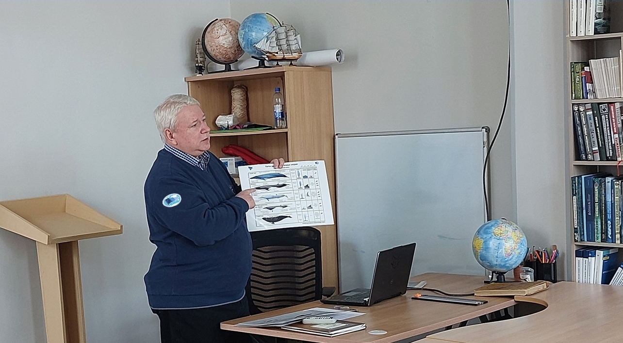 Ведущий научный сотрудник лаборатории морских млекопитающих, к.б.н. Пётр Тюпелеев подробно рассказал о визуальных наблюдениях китов, дельфинов и  других морских млекопитающих дальневосточных морей и северо-западной части Тихого океана