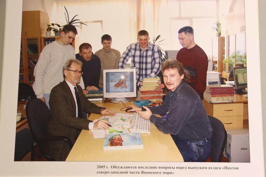 2005 г.  Обсуждаются последние вопросы перед выпуском атласа «Нектон северо-западной части Японского моря»