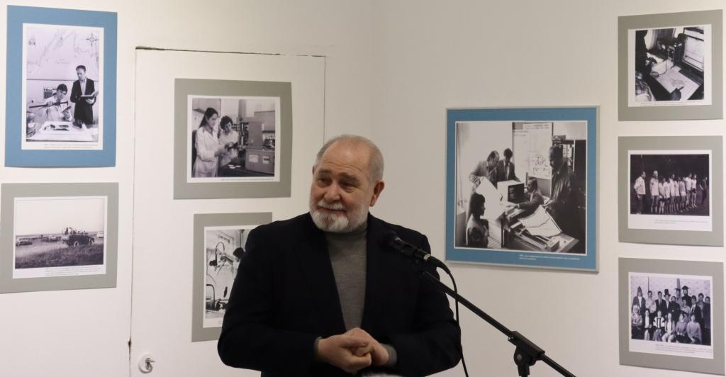 Лев Бочаров от души поблагодарил создателей фотовыставки, подчеркнув важность сохранения памяти о людях и их достижениях, а также пожелал, чтобы грядущие открытия подняли  авторитет ТИНРО на новую высоту