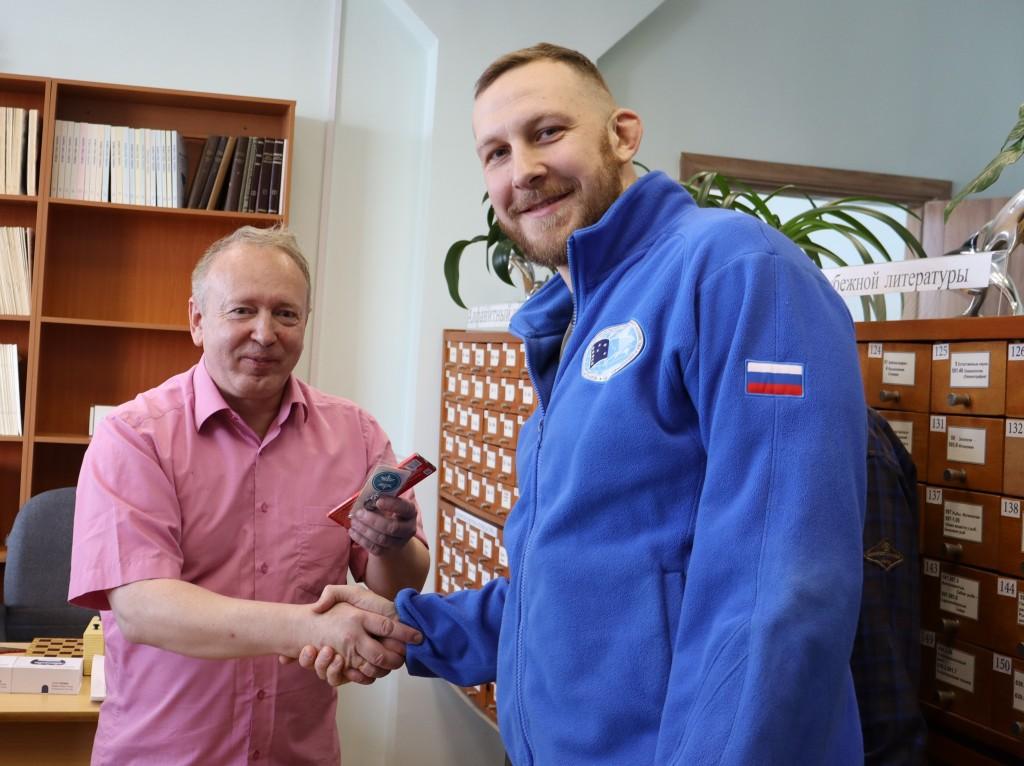 Все участники шахматного турнира получили большое удовольствие от игры с единомышленниками, а Профсоюз ТИНРО обеспечил шахматистов памятными сувенирами