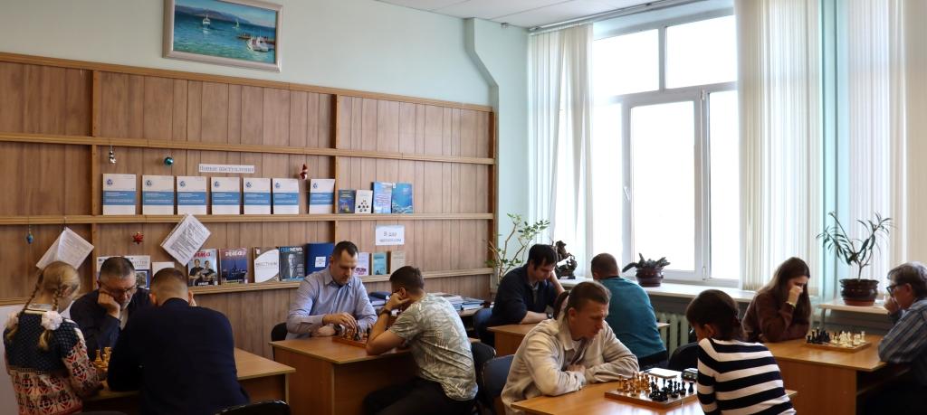 25-26 декабря 2025 г. в библиотеке Тихоокеанского филиала ГНЦ РФ ФГБНУ «ВНИРО» («ТИНРО») состоялся Новогодний шахматный турнир