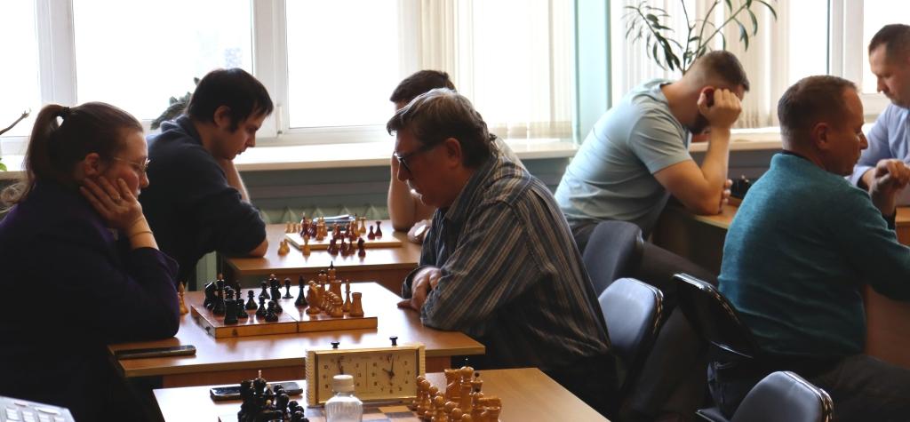 В этом шахматном турнире приняли участие 11 сотрудников ТИНРО 