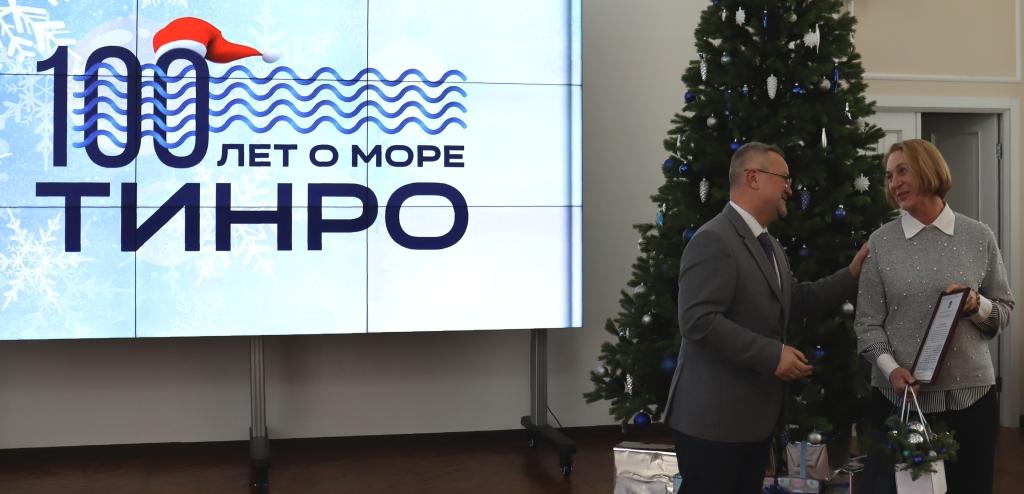 За многолетний добросовестный труд, высокий профессионализм, большой вклад в развитие отечественного рыбохозяйственного комплекса Благодарностью Законодательного собрания Приморского края награждена Калинина Марианна Витальевна - ведущий научный сотрудник Лаборатории воспроизводства гидробионтов отдела планирования, организации и координации исследований в области аквакультуры