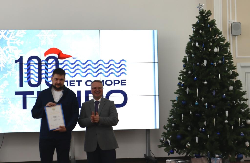 За значительный вклад в развитие рыбохозяйственного комплекса России Благодарность Федерального агентства по рыболовству объявлена Шевлякову Валерию Александровичу - ведущему научному сотруднику Лаборатории изучения морского периода жизни тихоокеанских лососей отдела изучения тихоокеанских лососей и перспективных объектов промысла